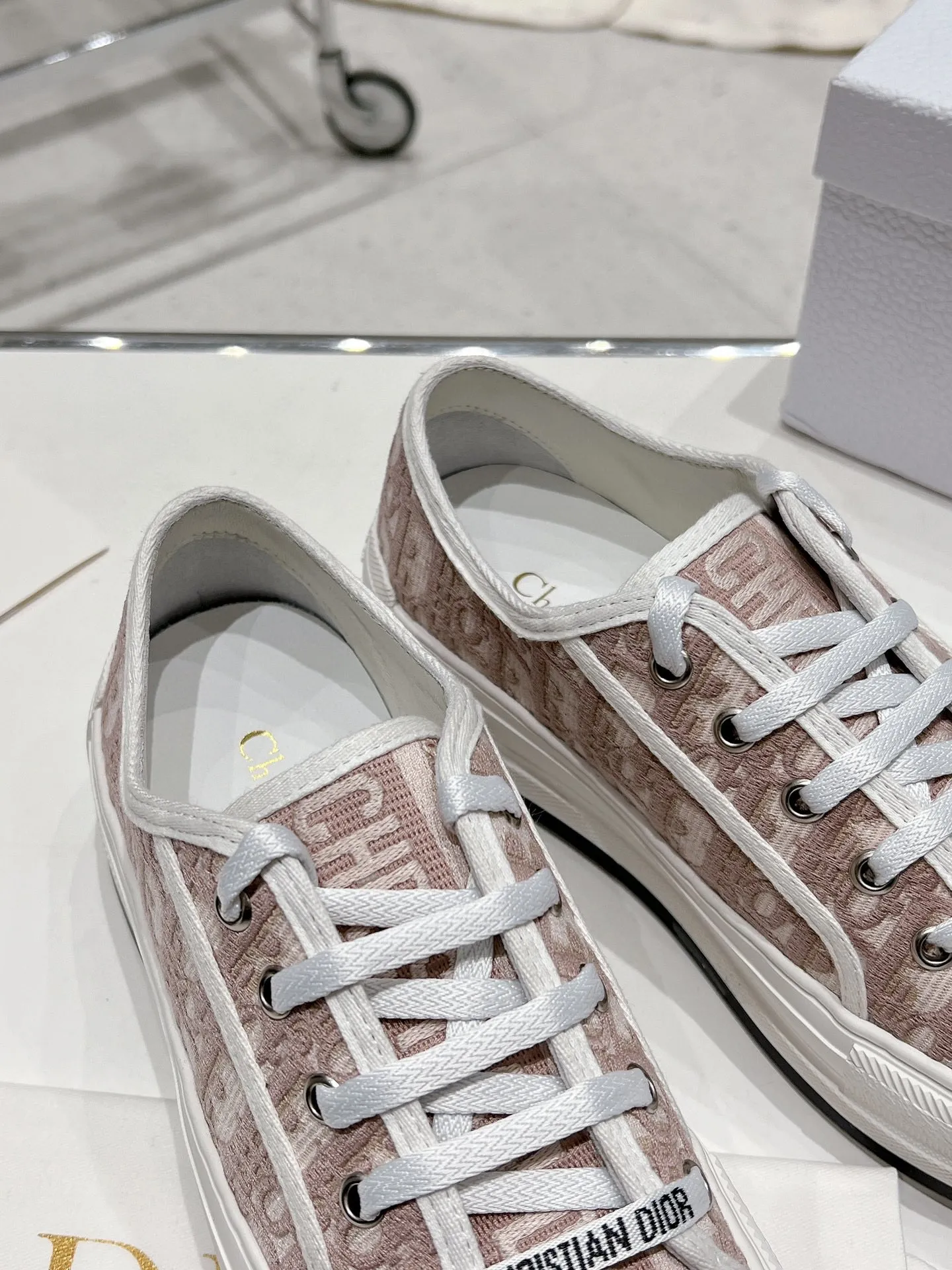 👟👟Ex-factory price P520👟👟 Dior Series Dior Dior 2024 Walk'n Series Presbyopia Embroidery Thick-soled Canvas Shoes Casual Sports Shoes Original Purchase Development Production This Walk'n'Dior thick-soled sneaker is a fashionable item that enhances the style of this series. Oblique printed cotton embroidered upper with comfortable platform sole, tongue and Christian Dior Paris signature laces. Can add fashionable temperament to all kinds of casual looks ▪️Fabric: Original customized imported Oblique printed embroidery ▪️Lining: Imported soft sheepskin lining ▪️Outsole: Original exclusive molded TPU material ▪️Sole thickness: 4.5CM ▪️Size: Women's 35-40